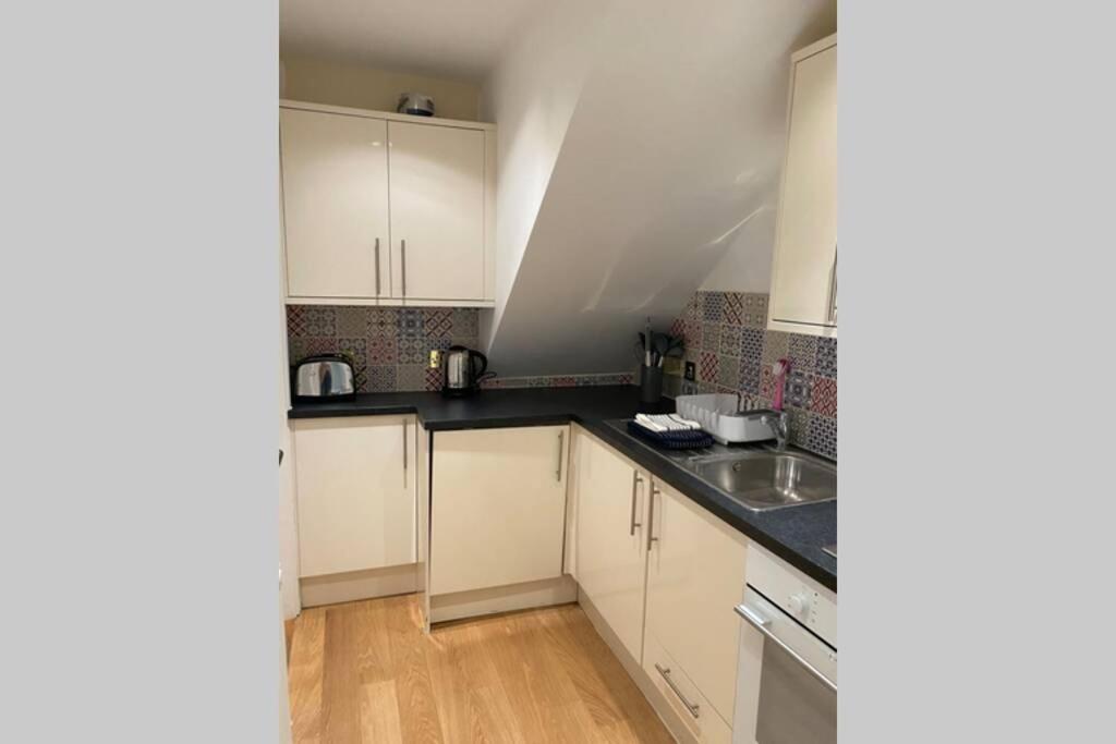 City Centre Entire Studio Apartment Chichester Exterior photo
